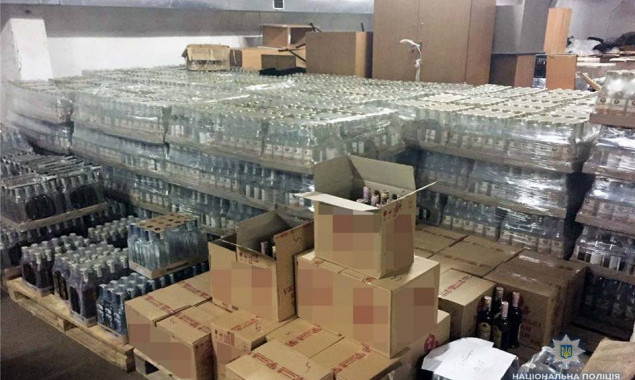 Полиция на складе в Киеве обнаружила 15 тысяч бутылок алкоголя с явными признаками подделки (фото)