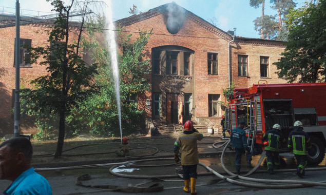 На День Независимости в Киеве загорелось здание старой типографии (фото, видео)
