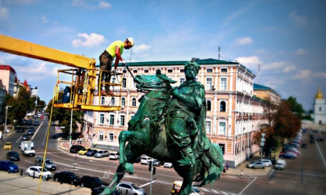На Софийской площади в Киеве помыли памятник Богдану Хмельницкому (фото)