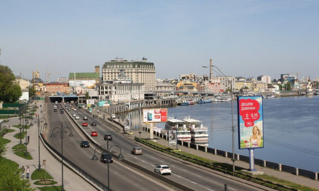 Набережное шоссе в Киеве почистили от рекламы (фото)
