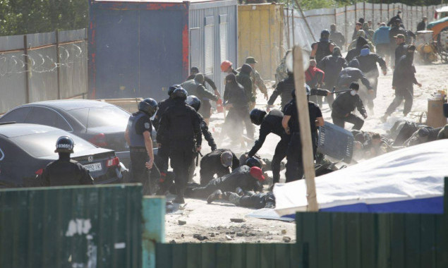 На Осокорках в Киеве снова произошли столкновения (фото, видео)