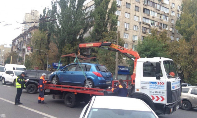 Новые правила парковки: за сутки в Киеве эвакуировали 23 автомобиля-нарушителя (фото)
