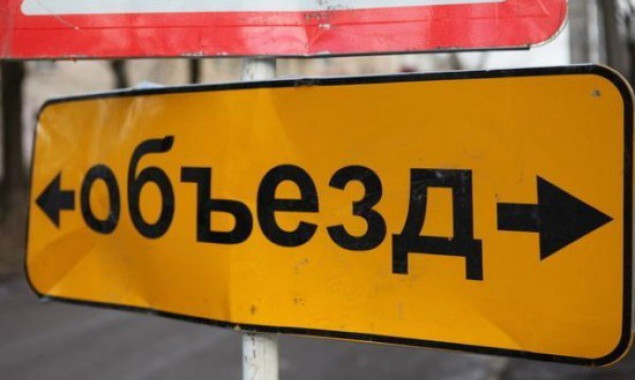 В Вишневом будут два дня ограничивать движение через железнодорожный переезд (схема объезда)
