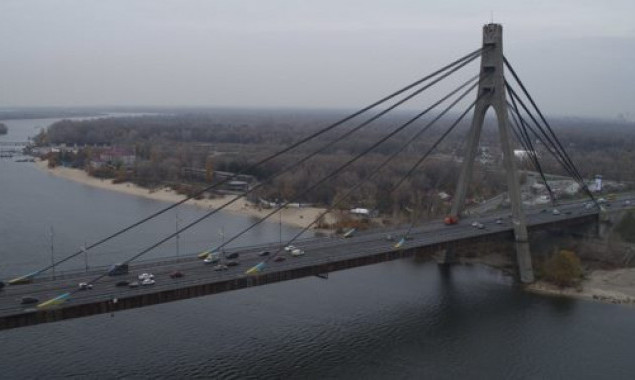 Движение по одному из киевских мостов ограничат более чем на месяц