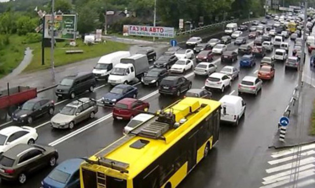 Десять маршрутов общественного транспорта Киева курсируют с задержками