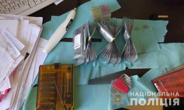 Полиция в Киеве задержала вора, который проник в стоматологический центр проломив стену