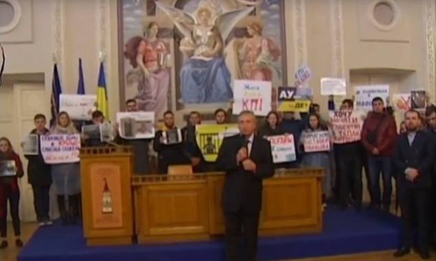 Студенческий протест в КПИ: Проректора Ковалева обвиняют в проведении нечестных тендеров по ремонту вуза (видео)