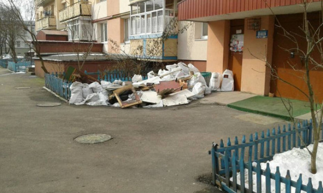 Столичным властям предложили создать возле многоквартирных домов площадки для временного хранения строительного мусора