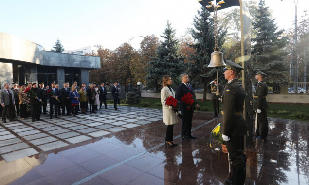 Петр Порошенко поздравил украинцев с Днем защитника Украины и принял участие в церемонии открытия Зала памяти (фото, видео)