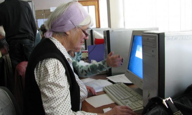 Киевских пенсионеров учат платить за квартиру через интернет