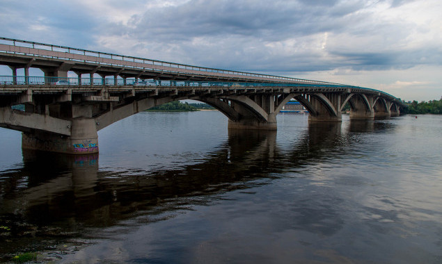Возле моста Метро в Киеве обнаружена мина времен Второй мировой войны (фото, видео)