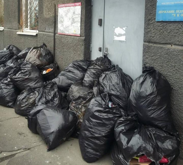Жители столичного Печерска перекрыли вход в ГП “Эко” мешками с мусором