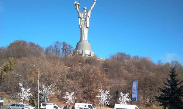 На площади в Печерском районе Киева установили пять 3D снежинок