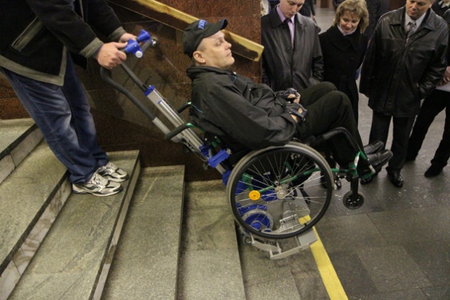 Киевское метро испытало непрактичный мобильный подъемник для инвалидов