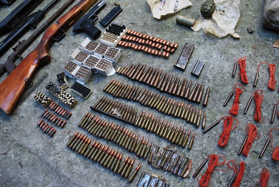 В квартире мошенника-уголовника нашли целый склад оружия (фото)