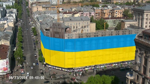 Киевский ЦУМ закрыли гигантским государственным флагом