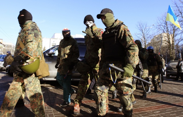 На Майдане произошел “вооруженный конфликт” между двумя “группировками” “в камуфляже”