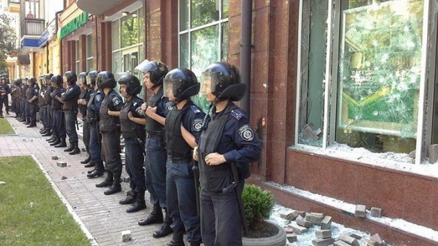 Группа неизвестных забросала камнями банк в Киеве