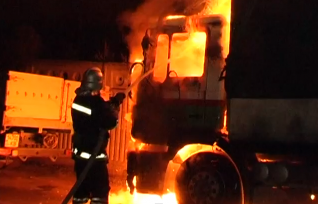 В Киеве ночью сгорели грузовик “МАН” и “Газель” (ВИДЕО)
