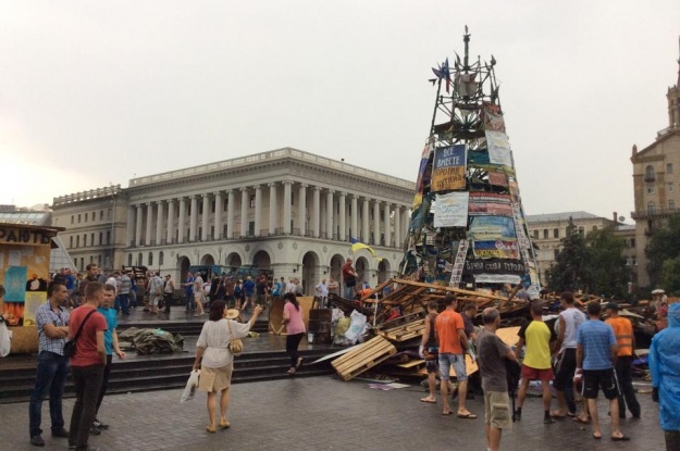 Киевские власти решают, что делать с “Йолкой” на Майдане
