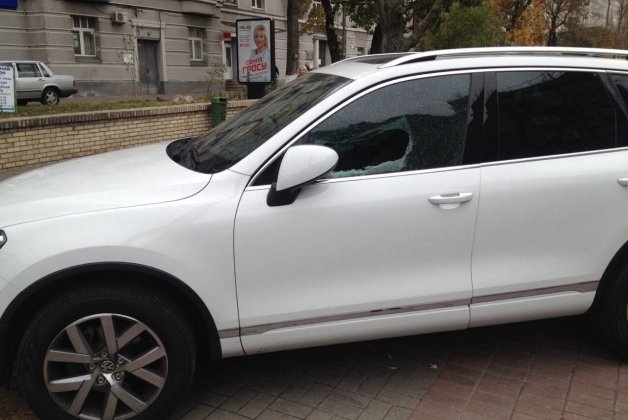 В Фольксвагене припаркованном около Арсенальной в Киеве обнаружили боевую гранату