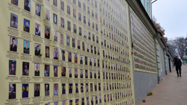 На Андреевском спуске в Киеве появилась “Стена плача” с портретами погибших в АТО бойцов
