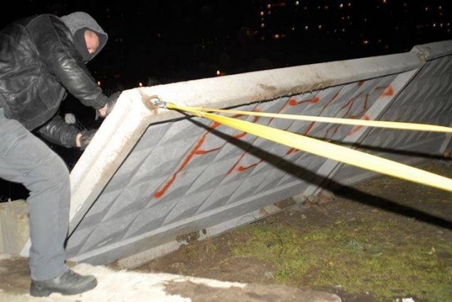 Ночью активисты разгромили незаконную застройку на Борщаговке (ВИДЕО)