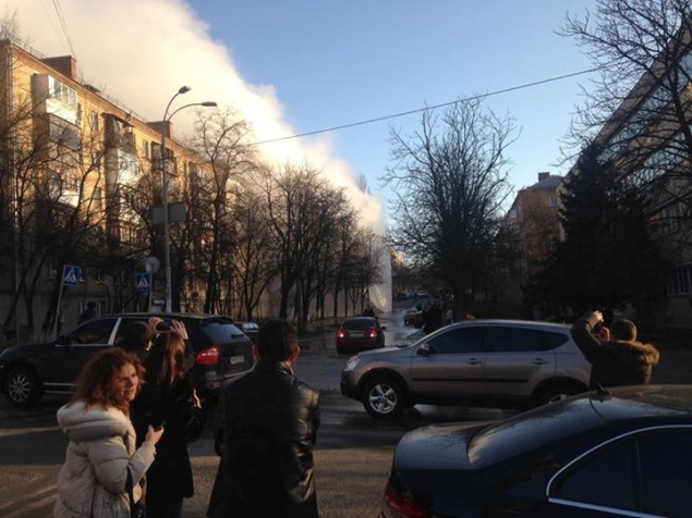 В Печерском районе Киева прорвало трубу: 10-тиметровый “гейзер” бьет прямо в окна дома
