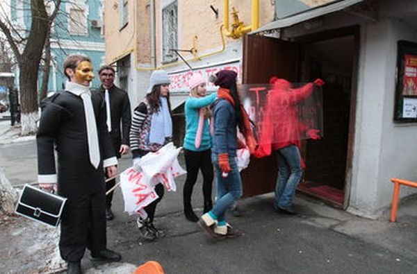 Актеры театра пантомимы безмолвно протестуют
