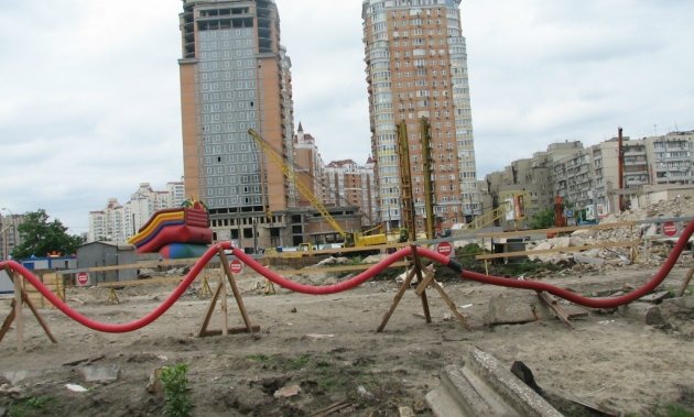 Нардеп от “УДАРа” Валерий Ищенко застроит землю возле рынка на выходе из метро “Героев Днепра”