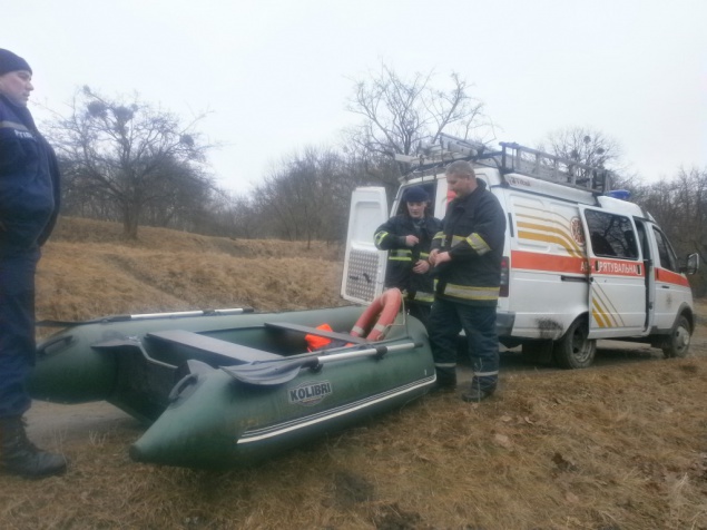 В Киевской области спасатели вытянули из реки утопленницу