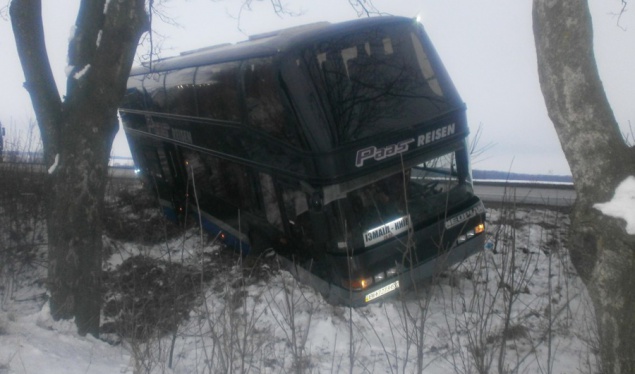 В Киевской области из-за гололеда в кювет слетели сразу два пассажирских автобуса