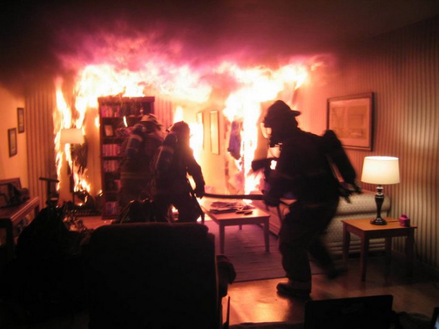 Сегодня ночью в Киеве пожарные вынесли из горящей квартиры женщину
