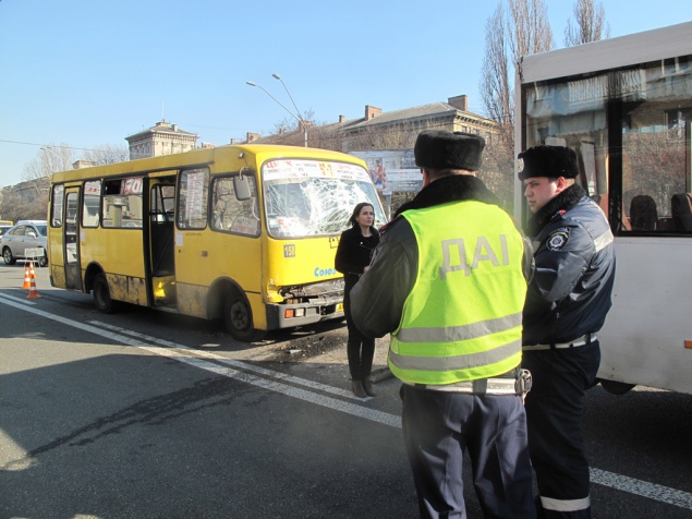 В Киеве столкнулись две маршрутки: в ДТП пострадало 5 человек (фото)