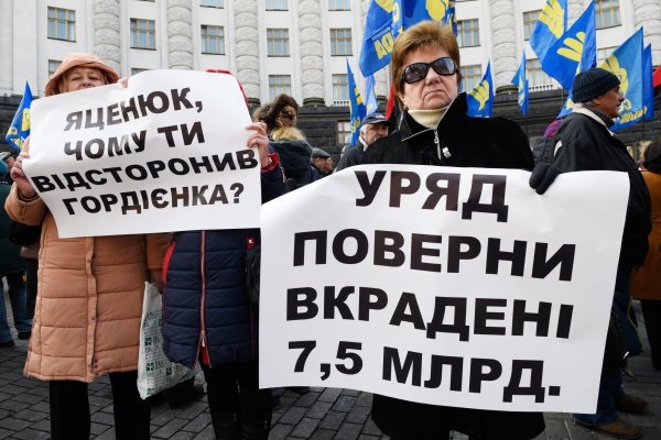 Возле Кабмина митингующие требовали отставки Яценюка (фото)