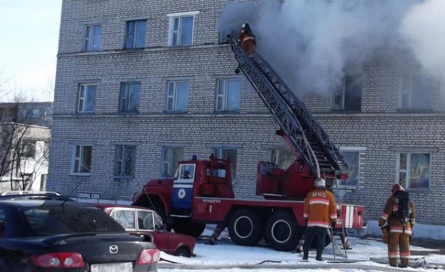 В Киеве пожарные спасли двоих человек из горящего общежития