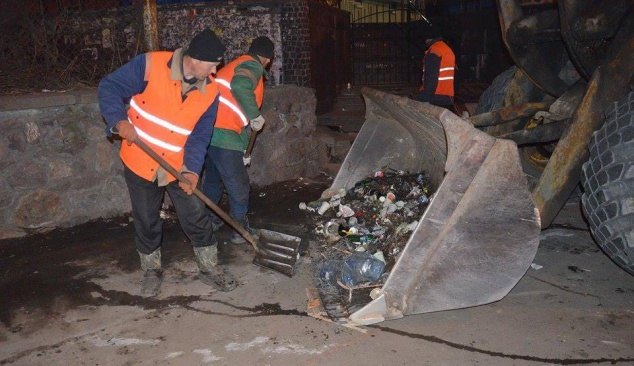 Ночью коммунальщики демонтировали под мостом в Киеве 80 незаконных МАФов (фото)