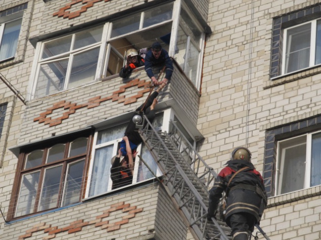 В Киевской области бабушка хотела покончить жизнь самоубийством, но запуталась в бельевой веревке на балконе