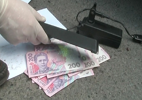 В Киеве во время получения взятки задержаны два ревизора фискальной службы