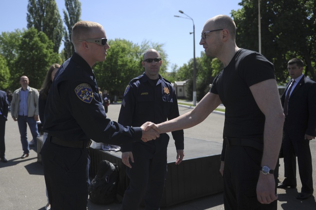 Яценюк познакомился с кадетами “полицейской академии” (фото)