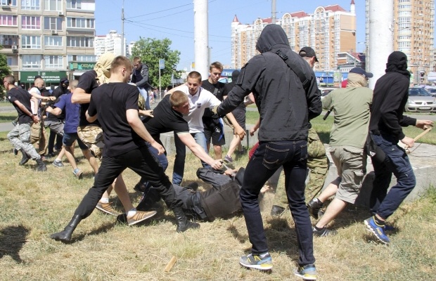 В Киеве во время проведения “Марша равенства” пострадали 11 сотрудников милиции (видео)