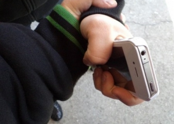 Среди белого дня у столичного школьника взрослый мужчина с ножом отобрал мобильный телефон