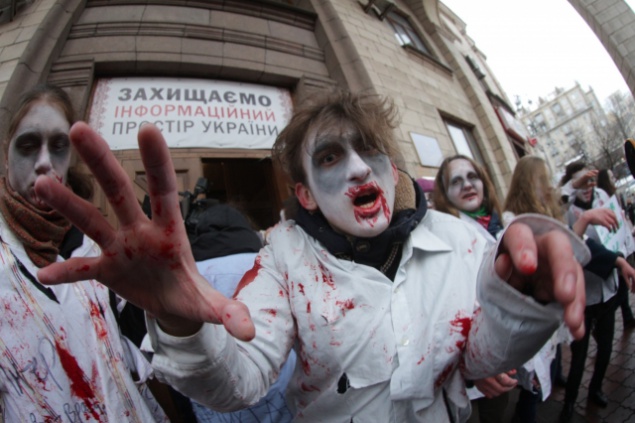 “Зомби“ протестовали против газеты ”Вести” под стенами СБУ