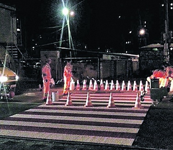 На дорогах Киева стали появляться красно-белые “зебры”