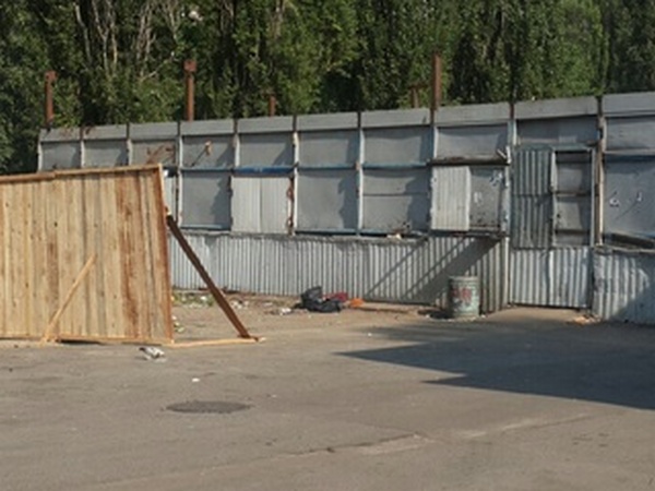 В Киеве появился очередной неопознанный забор. Местные жители требуют объяснений