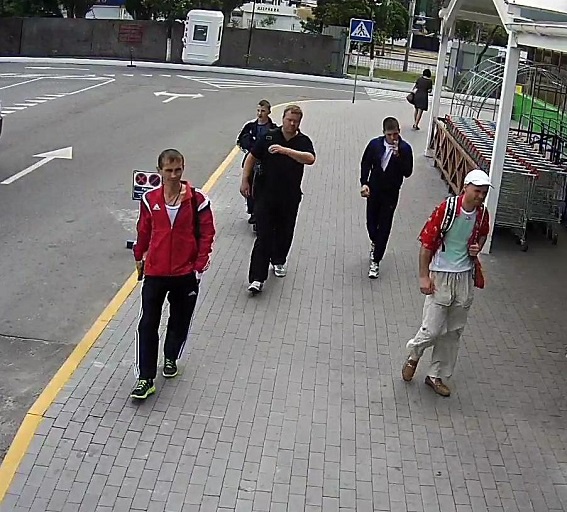На Оболони группа парней похитила из гипермаркета батареек на 11 тысяч гривен (видео)