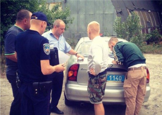 В Василькове активисты задержали пьяного патрульного, “прокатившего” человека на дверях машины (+ видео)