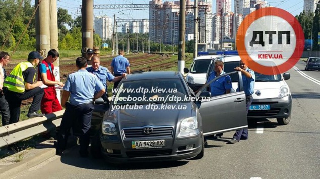В Киеве во время движения умер водитель иномарки