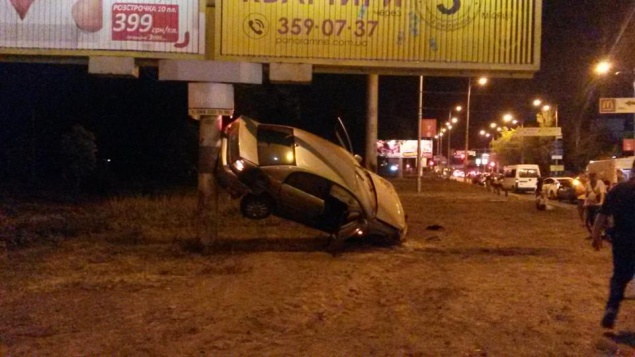 В Киеве произошло ДТП “по-каскадерски”: авто взлетело в воздух и зависло между двух столбов (фото)