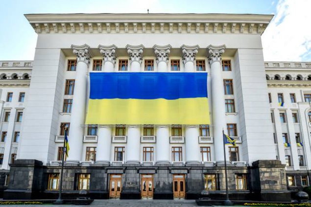 Администрацию Президента Украины украсили огромным флагом (фото)